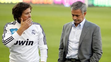 Rui Faria y Mourinho charlan antes de un partido ante el Rayo Vallecano