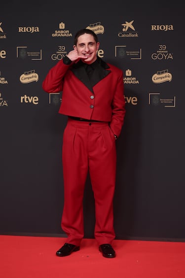 El actor Óscar Lasarte posa en la alfombra roja de los Premios Goya.