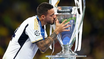 Soccer Football - Champions League - Final - Borussia Dortmund v Real Madrid - Wembley Stadium, London, Britain - June 1, 2024 Real Madrid's Joselu kisses the trophy during the presentation as he celebrates after winning the Champions League REUTERS/Carl Recine
