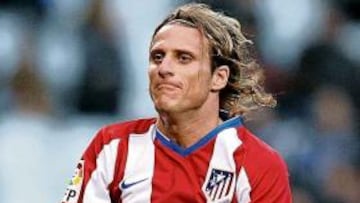 <b>A PARES. </b>Forlán celebra con el Kun el gol que marcó en Riazor. El segundo rojiblanco lo firmó Agüero.