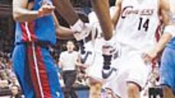 <b>EL HEREDERO. </b>Un jugador fuerte y explosivo, un alero que suele volar con la lengua por el aire, anota 43 puntos decisivos gracias a su instinto de ganador y a sus deseos personales de revancha. Lleva el número 23 y es un joven con todas las bendiciones de Nike. No es Michael Jordan, no es Chicago, 1984. Es LeBron James, es Cleveland, 2004.