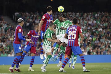 Poco después Bartra empató el partido. 1-1.