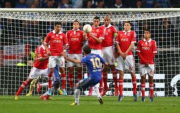 Juan Mata lanza una falta.