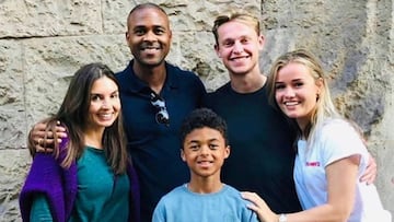 Frenkie De Jong en Barcelona con su novia, Mikky Kiemeney, con la familia Kluivert: Patrick Kluivert, su mujer y su hijo Shane.