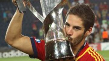 El malaguista Isco besa la Copa de Campeones de Europa.