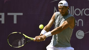 El español Rafael Nadal durante el entrenamiento realizado hoy en la hierba del Mallorca Open, en su adapatación a éstas pistas para competir en el torneo de Wimbledon.