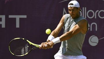 El espa&ntilde;ol Rafael Nadal durante el entrenamiento realizado hoy en la hierba del Mallorca Open, en su adapataci&oacute;n a &eacute;stas pistas para competir en el torneo de Wimbledon.