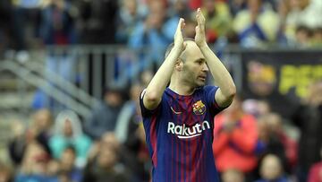 Iniesta aplaude al público del Camp Nou ante el Valencia.