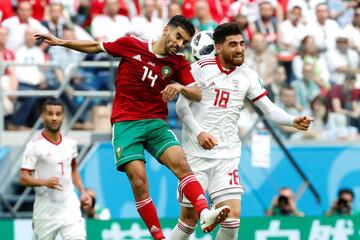 El centrocampista marroquí Mbark Boussoufa en acción ante el delantero iraní Alireza Jahanbakhsh, durante el partido Marruecos-Irán, del Grupo B del Mundial de Fútbol de Rusia 2018