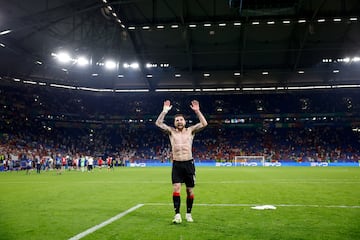 Guram Kashia, futbolista internacional georgiano que juega como defensa en el Š. K. Slovan Bratislava, agredece a los aficionados presentes en el estadio tras el duelo frente a Portugal.