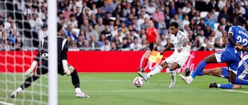 3-0. Jugada individual del brasileño al comienzo de la segunda mitad. Arranca por su banda con el balón pegado a las botas, cambia de ritmo para dejar atrás a Carlos Benavídez y define con su pierna derecha, raso y por debajo de las piernas de Antonio Sivera.