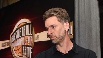 Pau Gasol posa con un cartel del Hall of Fame