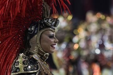 Estos días la ciudad brasileña se viste de gala para disfrutar del Carnaval 2023. Bailes, desfiles, samba... llenan de color la ciudad ciudad costera de Brasil, famosa por sus playas de Copacabana e Ipanema, la estatua del Cristo Redentor sobre el cerro del Corcovado y el morro Pan de Azúcar.