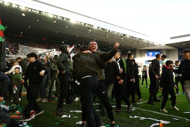 La eliminación del Rangers a manos del Celtic en el partido de Copa provocó la invasión de campo y la pelea de los seguidores de ambos equipos. La policía tuvo que intervenir.