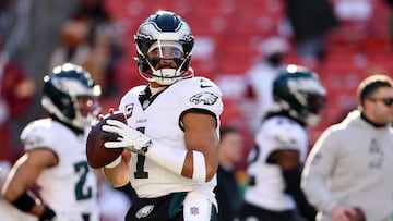 LANDOVER, MARYLAND - DECEMBER 22: Jalen Hurts #1 of the Philadelphia Eagles warms up prior to the game against the Washington Commanders at Northwest Stadium on December 22, 2024 in Landover, Maryland. Scott Taetsch/Getty Images/AFP (Photo by Scott Taetsch / GETTY IMAGES NORTH AMERICA / Getty Images via AFP)