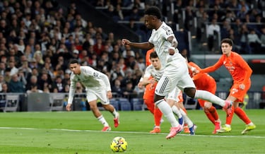 2-1. El delantero brasileño engaña a Alex Remiro desde los once metros para anotar el segundo.