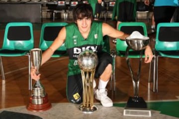 Ricky Rubio jugó con el Joventut de Badalona desde 2005 al 2009. En la imagen posa con la Copa del Rey 2008 ganada al TAU Cerámica en Vitoria y con la ULEB Cup 2008 ganada al Akasvayu Girona en Turín.