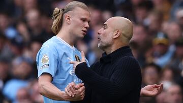 Erling Haaland y Pep Guardiola, jugador y entrenador del Manchester City, conversan en un cambio.