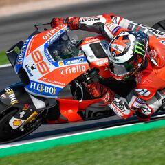 Pole de Lorenzo delante de Dovi para el doblete de Ducati