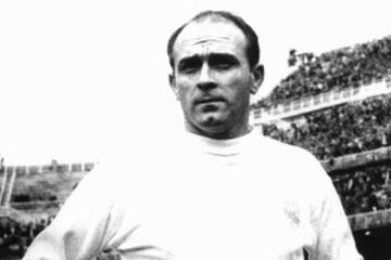 ALFREDO DI STEFANO: El histórico jugador del Real Madrid es el máximo anotador del cuadro de la Casa Blanca en los clásicos. El hispano- argentino jugó 30 partidos y marcó 18 goles.