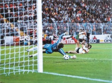 La primera semifinal se presentaba para Holanda como una revancha de la final del Mundial de 1974, en la que también era seleccionador holandés Rinus Michels. El partido parecía estar condenado a la prórroga cuando apareció Van Basten para sorprender a los anfitriones con un gran gol, de manual del buen delantero. En el otro partido, la URSS se mostró más eficiente que Italia. Sin duda, los cuatro semifinalistas demostraron en dos magníficos partidos ser los mejores equipos del continente. En la imagen, con los dos equipos pensando ya en la prórroga, Van Basten aprovechó un pase largo de Wouters para hacer el definitivo 2-1.