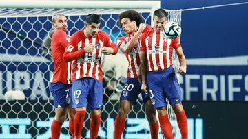 Antoine Griezmann, Álvaro Morata, Axel Witsel y César Azpilicueta forman la barrera ante un libre directo en la gira del Atlético.