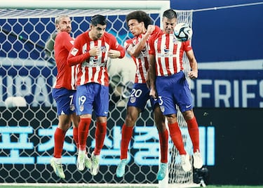 Antoine Griezmann, Álvaro Morata, Axel Witsel y César Azpilicueta forman la barrera ante un libre directo en la gira del Atlético. El maldito eterno deja vu en la defensa del Atlético.