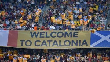 Camp Nou displays Esteladas and whistles the UEFA anthem