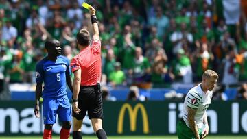 N'Golo Kante ve la tarjeta amarilla.