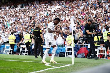 Vinicius baila en el córner del Bernabéu.