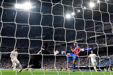 Patrik Hrosovsky y Keylor Navas.