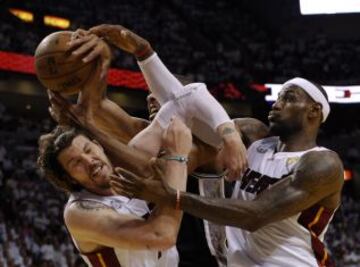 Mike Miller y LeBron James del Miami Heat compiten por un rebote con Tim Duncan de los San Antonio Spurs