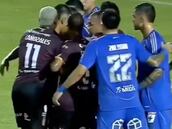 En Copa Libertadores se había visto de todo, pero esta estrategia nunca: los jugadores de la U no entendían nada