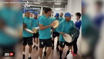 La selección brasileña no se quedo atrás y también hizo un festival en su llegada al estadio.