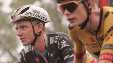 El ciclista danes Jonas Vingegaard (d) del equipo Jumbo-Visma y el belga Remco Evenepoel del equipo Soudal-Quick Step. EFE/ Manuel Bruque