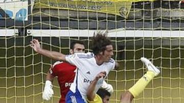 <b>POLÉMICA. </b>El colegiado Del Cerro Grande señaló penalti en esta acción en el área de Lanzaro sobre Musacchio.