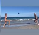 Fede Valverde y Mina Bonino revolucionan las redes con este vídeo con un balón en la playa