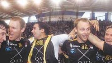 <b>EXULTANTES. </b>Los jugadores del Ciudad Real (Ortega, Pajovic, Zaky, Stefansson, Jacobsen y Dujsebaev) celebran el paso a la final de la Champions en la pista del Montpellier.