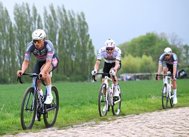 Jasper Philipsen, Tadej Pogacar y Mathieu Van Der Poel durante la 122.ª edición de la París-Roubaix 2025.
