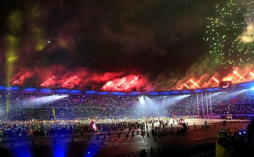 Vista general de los juegos pirotécnicos durante la ceremonia de clausura de los XXIII Juegos Centroamericanos y del Caribe hoy, viernes 3 de agosto de 2018, en el estadio Metropolitano Roberto Meléndez, en Barranquilla (Colombia). Barranquilla despide oficialmente la edición 23 de los Juegos Centroamericanos y del Caribe que dejaron a México como el país vencedor con 132 oros, a Cuba en segundo puesto con 102 y la delegación anfitriona, Colombia, en tercer lugar con 79.
