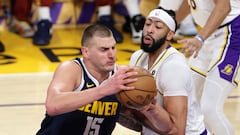 Los Angeles (United States), 28/04/2024.- Denver Nuggets center Nikola Jokic in action against Los Angeles Lakers forward Anthony Davis (R) during the first half of the NBA playoffs round one, game four between the Denver Nuggets and Los Angeles Lakers in Los Angeles, California, USA, 27 April 2024. (Baloncesto) EFE/EPA/ALLISON DINNER SHUTTERSTOCK OUT
