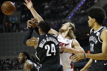 MEX67. CIUDAD DE MÉXICO (MÉXICO), 09/12/2017.- El jugador de los Nets de Brooklyn Rondae Hollis-Jefersson (i), disputa el balón con Kelly Olynyk (d), de los Heats de Miami hoy, sábado 9 de diciembre de 2017, durante un partido de baloncesto de la NBA, ent