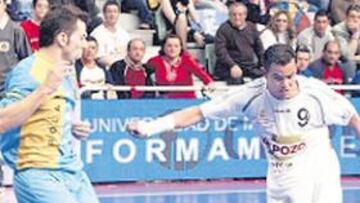 <b>SORPRESA. </b>Vinicius dispara ante Torras en un derby vibrante.