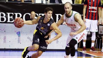 GRA591. LA LAGUNA (TENERIFE), 04/05/2017.- Rodrigo San Miguel (i), del Ibersotar Tenerife, y Kim Tillie, del Baskonia, durante el partido aplazado de la jornada 30 de liga ACB que les enfrentó estar noche. EFE/Cristóbal García