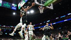 Batalle &eacute;pica en Boston. Un tap&oacute;n de Holiday sobre Smart y 40 puntos de Giannis permiten a los Bucks ganar un partido que perd&iacute;an de 13 a 9 minutos del final. 