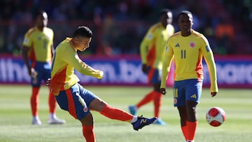 AMDEP8514. EL ALTO (BOLIVIA), 10/10/2024.- James Rodríguez (i) de Colombia patea un tiro libre este jueves, en un partido de las eliminatorias sudamericanas para el Mundial de 2026 entre Bolivia y Colombia en el estadio Municipal en El Alto (Bolivia). EFE/ Luis Gandarillas