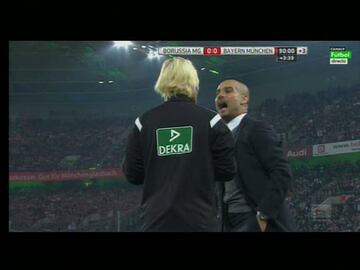 En Octubre de 2014 Pep Guardiola y Bibiana Steinhaus, cuarta árbitra durante el choque del Bayern ante el Moenchegladbach (0-0), dio muchísimo de qué hablar en Alemania. Todo sucedió en tiempo de descuento. El colegiado había añadido tres minutos, cuando Granit Xhaka, del Gladbach, se quedó tendido en el terreno de juego y Guardiola se fue en busca de la cuarta árbitra. “Hubiese tenido que dar más tiempo adicional, pero ella dijo que no”, aclaró Guardiola, que se enfadó y le dio la mano a Steinhaus con desprecio. Instantes más tarde, el entrenador del Bayern volvió en busca de Steinhaus, la tocó el hombro y ella le apartó su brazo.
