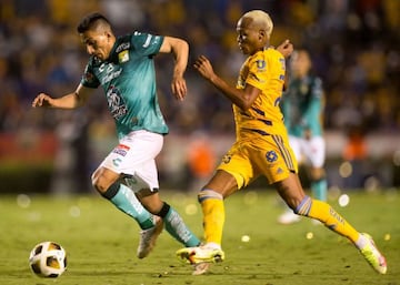 Luis Quinones (R) of Tigres vies for the ball with Angel Mena (L) of Leon during the Mexican Apertura 2021 semi-final football match at Universitario Stadium in Monterrey, Mexico, on December 1, 2021. (Photo by Julio Cesar AGUILAR / AFP)