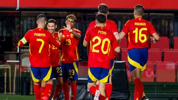 El delantero de España Álvaro Morata celebra el segundo gol de su equipo ante Irlanda del Norte, durante el partido amistoso de fútbol disputado este sábado en el estadio de Son Moix.