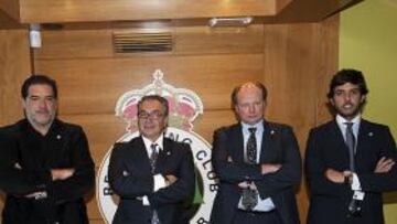 <b>AMOR A LOS COLORES. </b>Todos luc¨ªan ayer, cerca del coraz¨®n, el escudo del Racing. ?Qu¨¦ cosas!